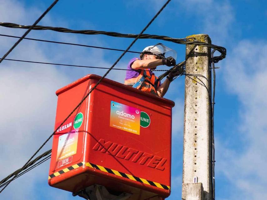 Un operario instala la fibra óptica.