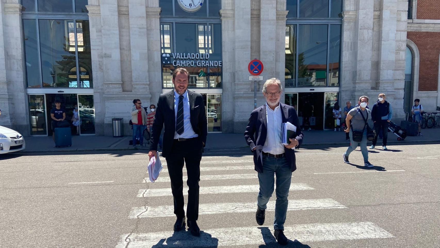 Óscar Puente junto a Manuel Saravia a su llegada a Valladolid.