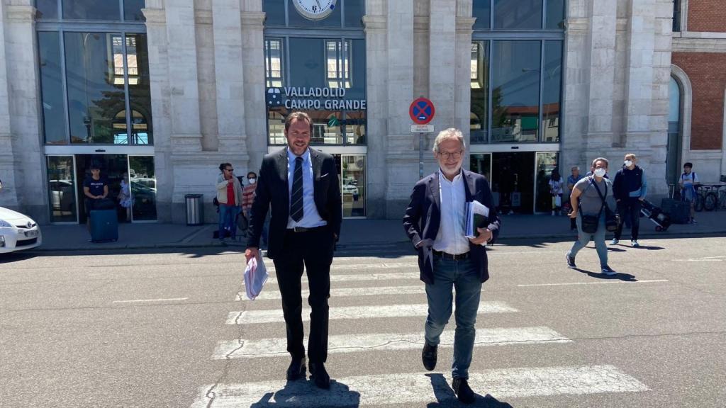 Óscar Puente junto a Manuel Saravia a su llegada a Valladolid.