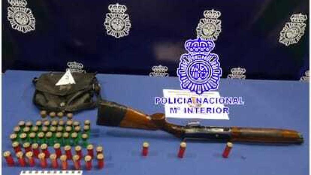 Pistola hallada en el domicilio de uno de los detenidos