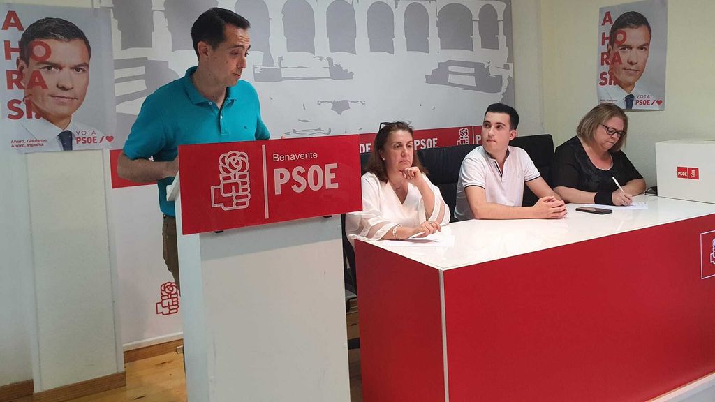 Luciano Huerga en la sede de la Agrupación Socialista de Benavente