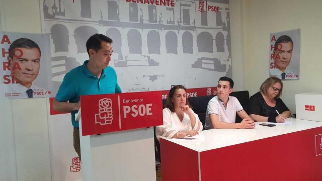 Luciano Huerga en la sede de la Agrupación Socialista de Benavente