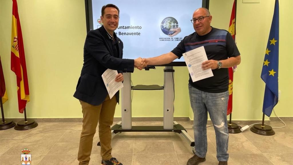 El alcalde de Benavente, Luciano Huerga, el concejal de Bienestar Social, Antonio Vega y el representante de la Asociación de Familias Numerosas de Benavente, Manuel Alcalá