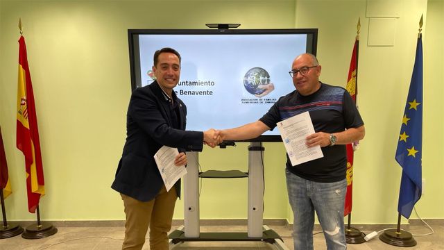 El alcalde de Benavente, Luciano Huerga, el concejal de Bienestar Social, Antonio Vega y el representante de la Asociación de Familias Numerosas de Benavente, Manuel Alcalá
