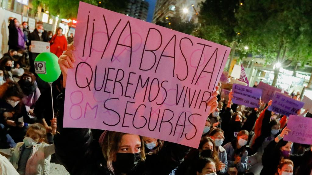 Pancarta protesta en la concentración del 8M celebrada en Murcia.