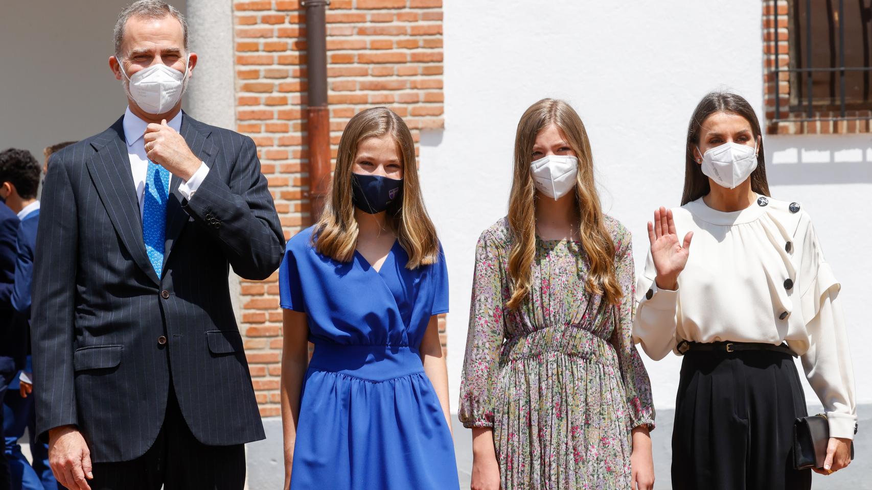 Los reyes de España, Felipe VI y Letizia, junto a sus hijas, Leonor y Sofía, en una fotografía tomada el día de la confirmación de la princesa de Asturias, Leonor.