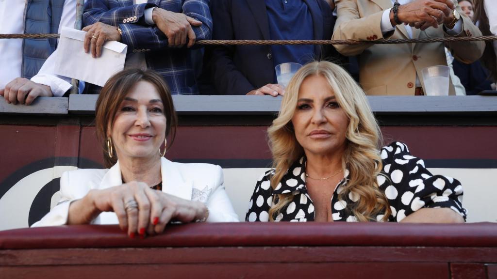 Ana Rosa Quintana con su amiga Cristina Tárrega en Las Ventas.