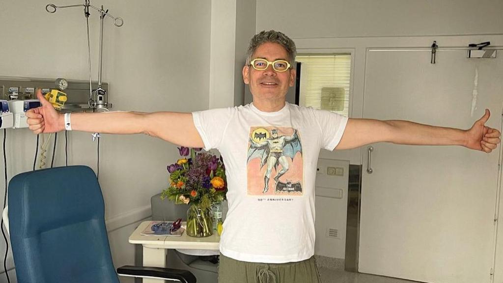 Boris Izaguirre en una imagen compartida desde el hospital.