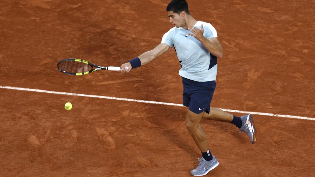 Carlos Alcaraz golpeando una derecha contra Korda en Roland Garros