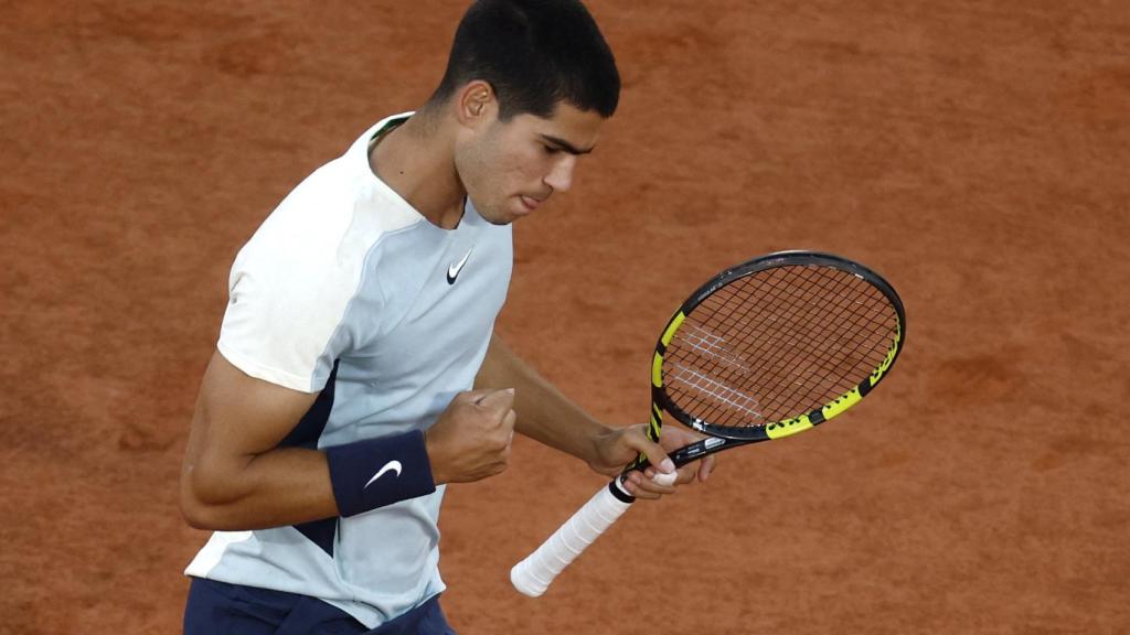 Carlos Alcaraz celebra un punto ante Sebastian Korda en Roland Garros