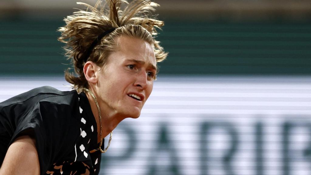 Sebastian Korda ejecuta un saque ante Carlos Alcaraz en Roland Garros