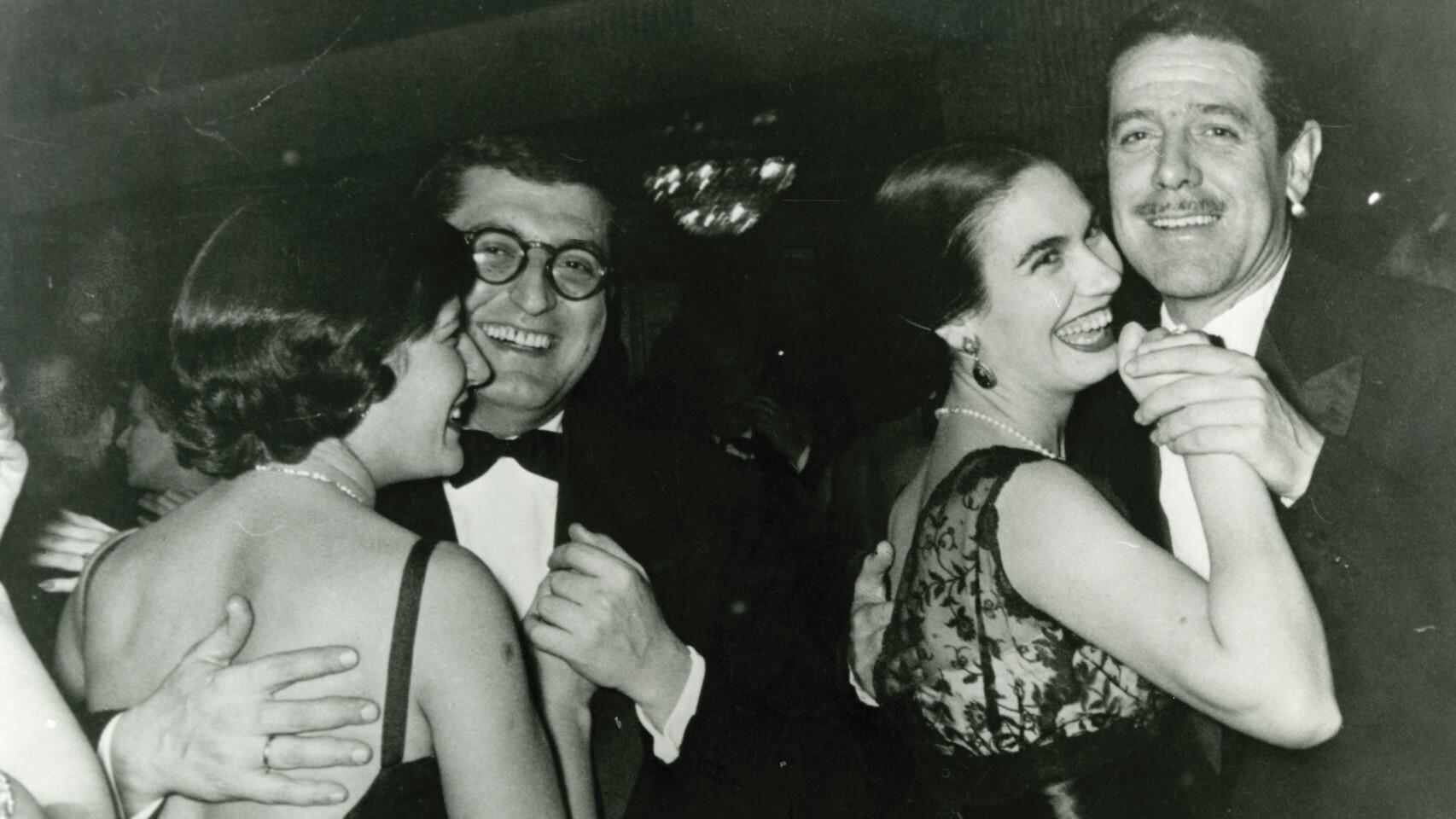 Juan Antonio Bardem y Luis García Berlanga con María Aguado y María Jesús Manrique en 1956. Foto: Filmoteca Española
