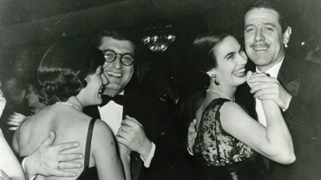 Juan Antonio Bardem y Luis García Berlanga con María Aguado y María Jesús Manrique en 1956. Foto: Filmoteca Española