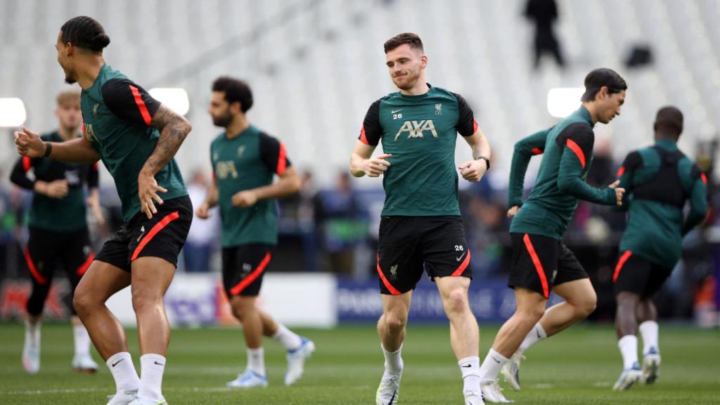 Andrew Robertson en un entrenamiento del Liverpool en el Stade de France