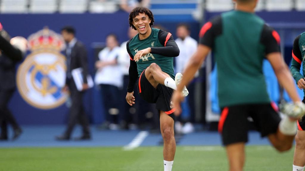 Trent Alexander-Arnold con el escudo del Real Madrid de fondo en el Stade de France