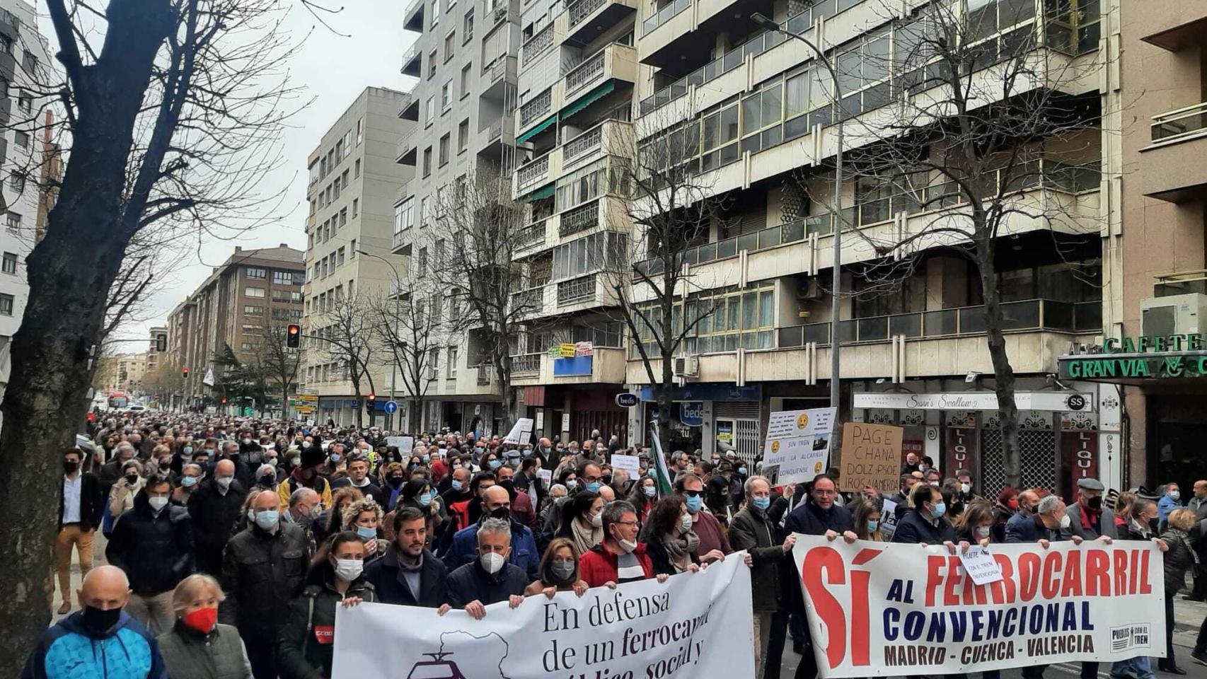 Las calles de Cuenca se llenaron de ciudadanos en protesta por el cierre de la línea de tren convencional.