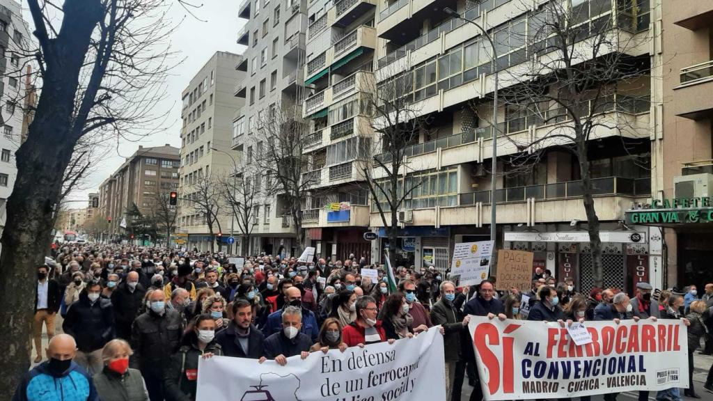 Las calles de Cuenca se llenaron de ciudadanos en protesta por el cierre de la línea de tren convencional.