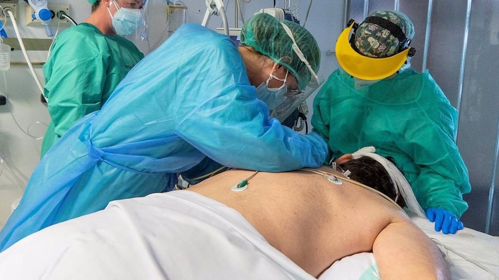 Un paciente siendo atendido por varios sanitarios en una UCI de Castilla-La Mancha.