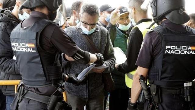Agentes de la Policía Nacional en un control a un ciudadano.