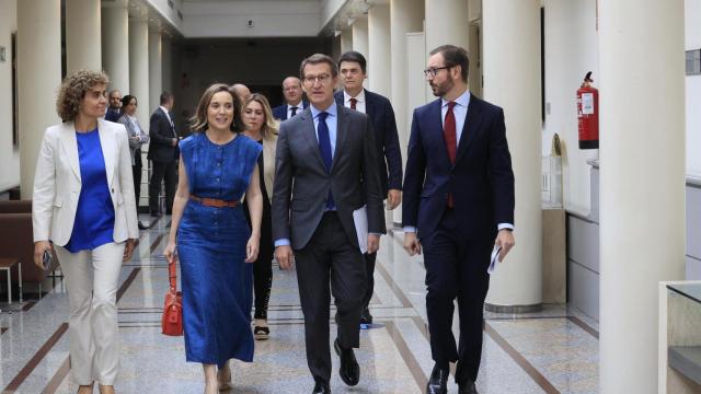 Alberto Núñez Feijóo, este viernes a su llegada al Senado, junto a Dolors Montserrat, Cuca Gamarra y Javier Maroto.