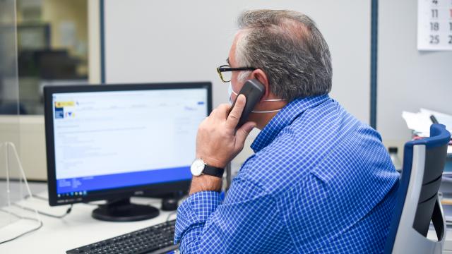 Un empleado público durante su jornada laboral, en la oficina de la Agencia Estatal de la Administración Tributaria.