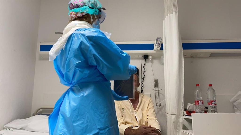 Un profesional sanitario en el Hospital Regional de Málaga.