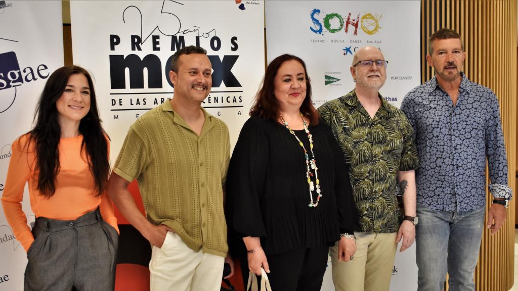 Antonio Banderas posa junto a los nominados andaluces a los Max en el Teatro del Soho.