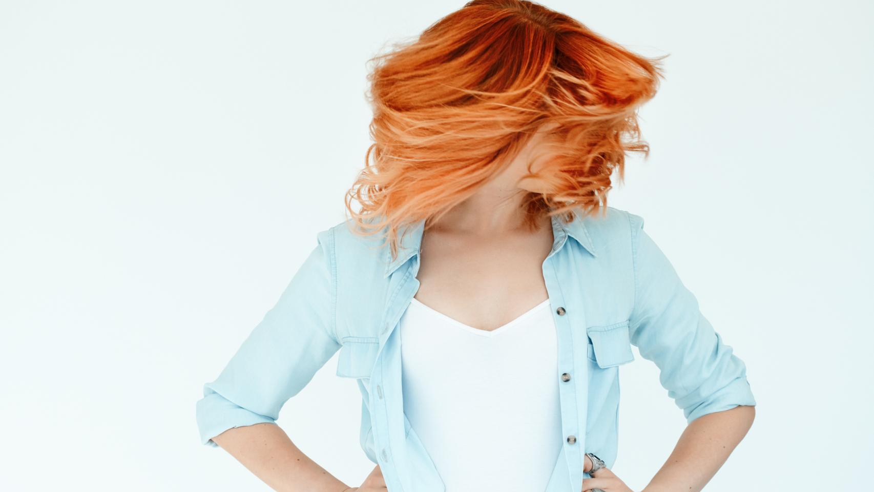 Una mujer con el pelo teñido.