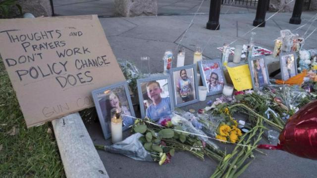 Memorial por las víctimas de la escuela de Uvalde, Texas.