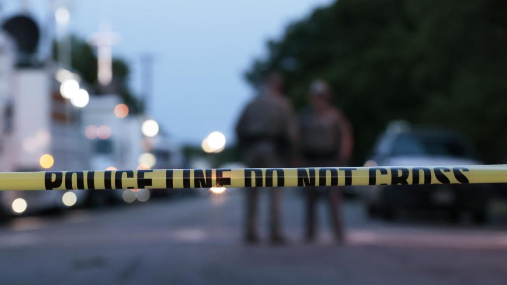 Dispositivo policial en torno al centro de primaria Robb en Uvalde, Texas, tras el tiroteo.