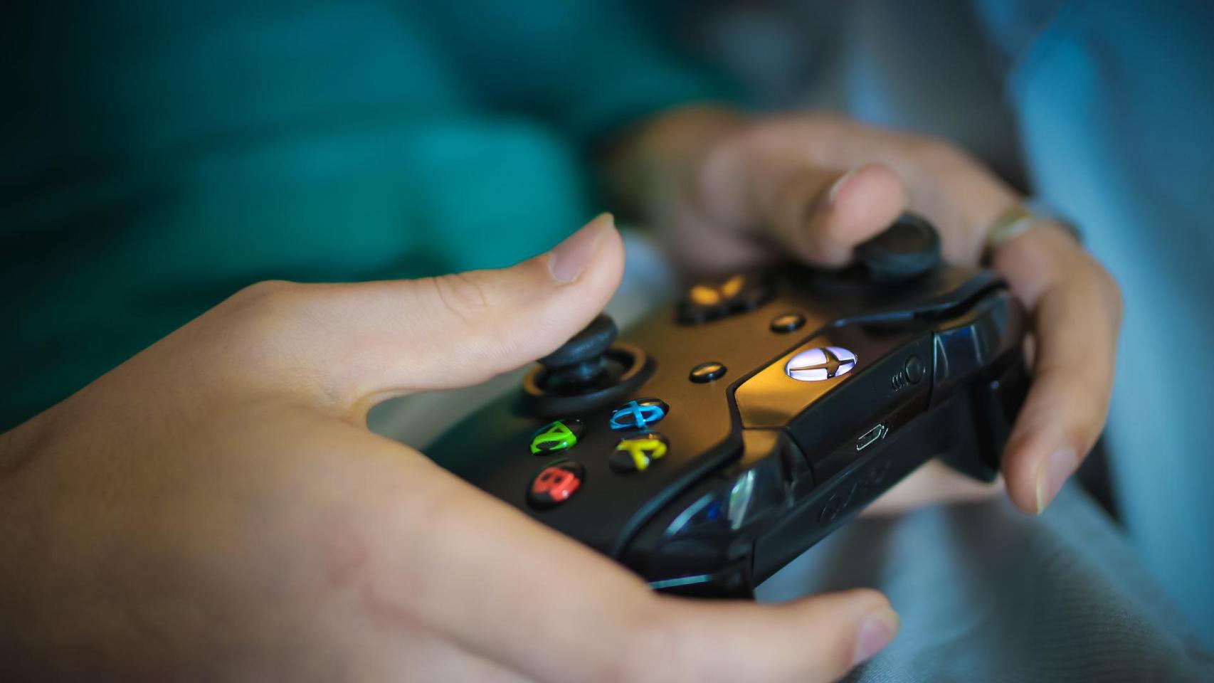 Un jugador con el mando de la Xbox