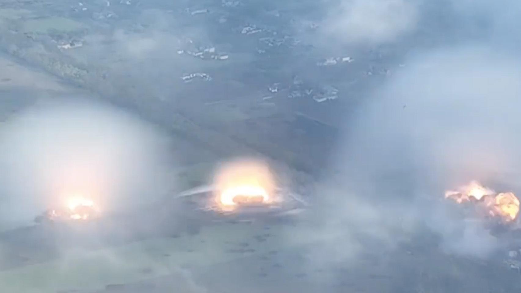 Bombas termobáricas explotando.