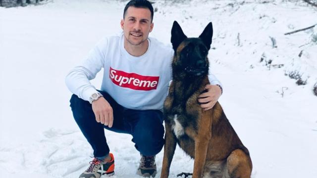 Álvaro Alegría, uno de los soldadores muertos en la explosión de la planta de Calahorra, junto a su perro, un pastor belga.