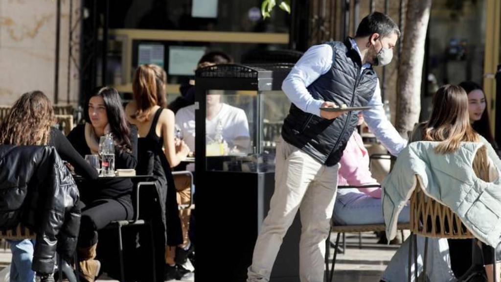 Un camarero sirve una mesa.