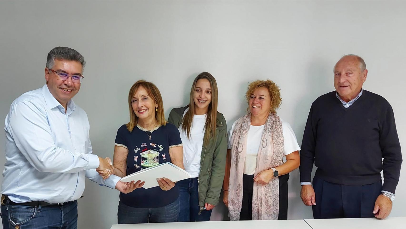 El diputado y exalcalde Javier Bas entrega los avales para presidir el PP de Redondela (Pontevedra).