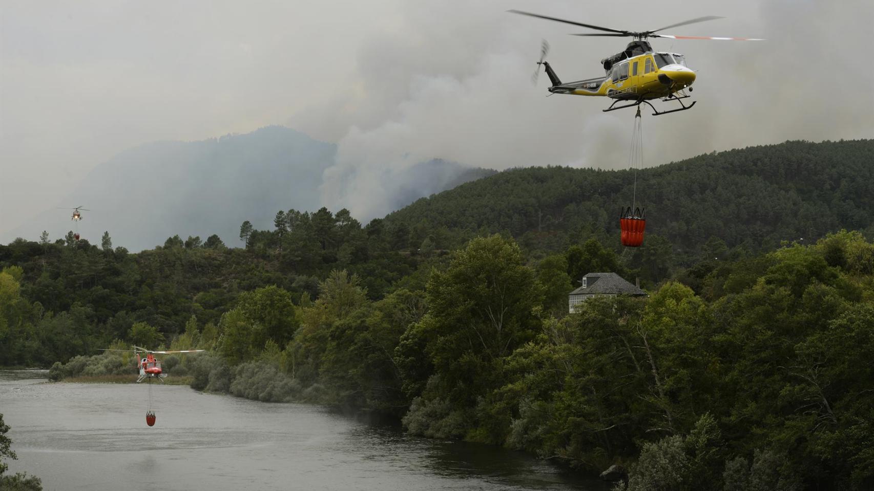 Un helicóptero forestal trabaja en las tareas de extinción de incendios.