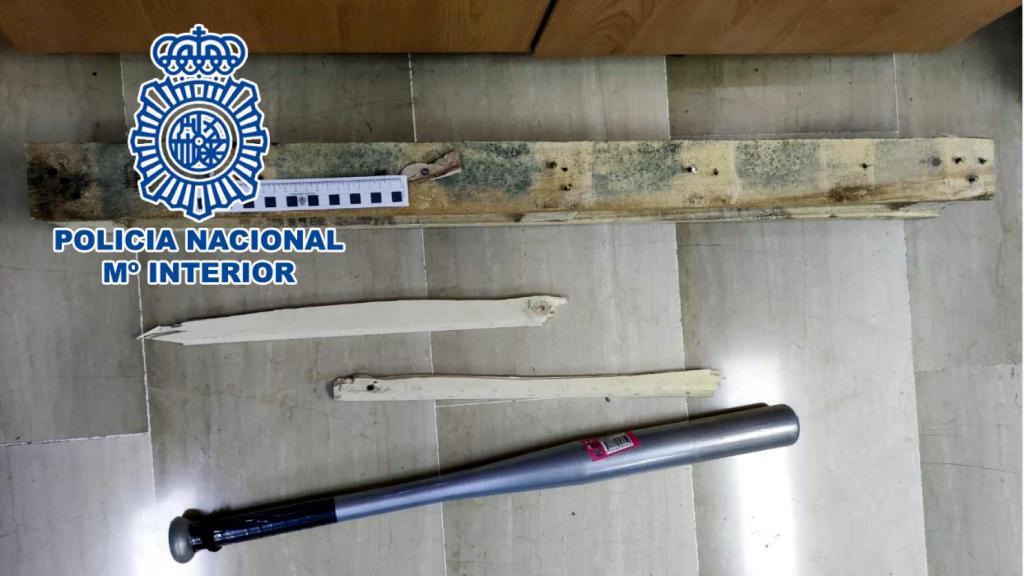 Los palos y el bate intervenidos.