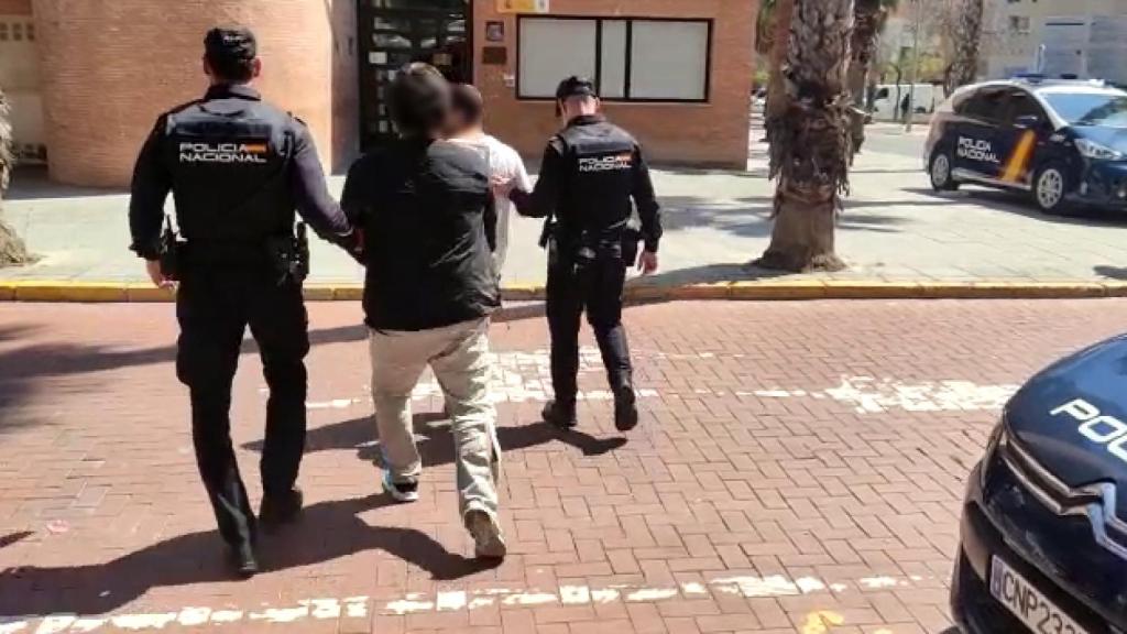 La Policía Nacional se lleva a los detenidos por la agresión.