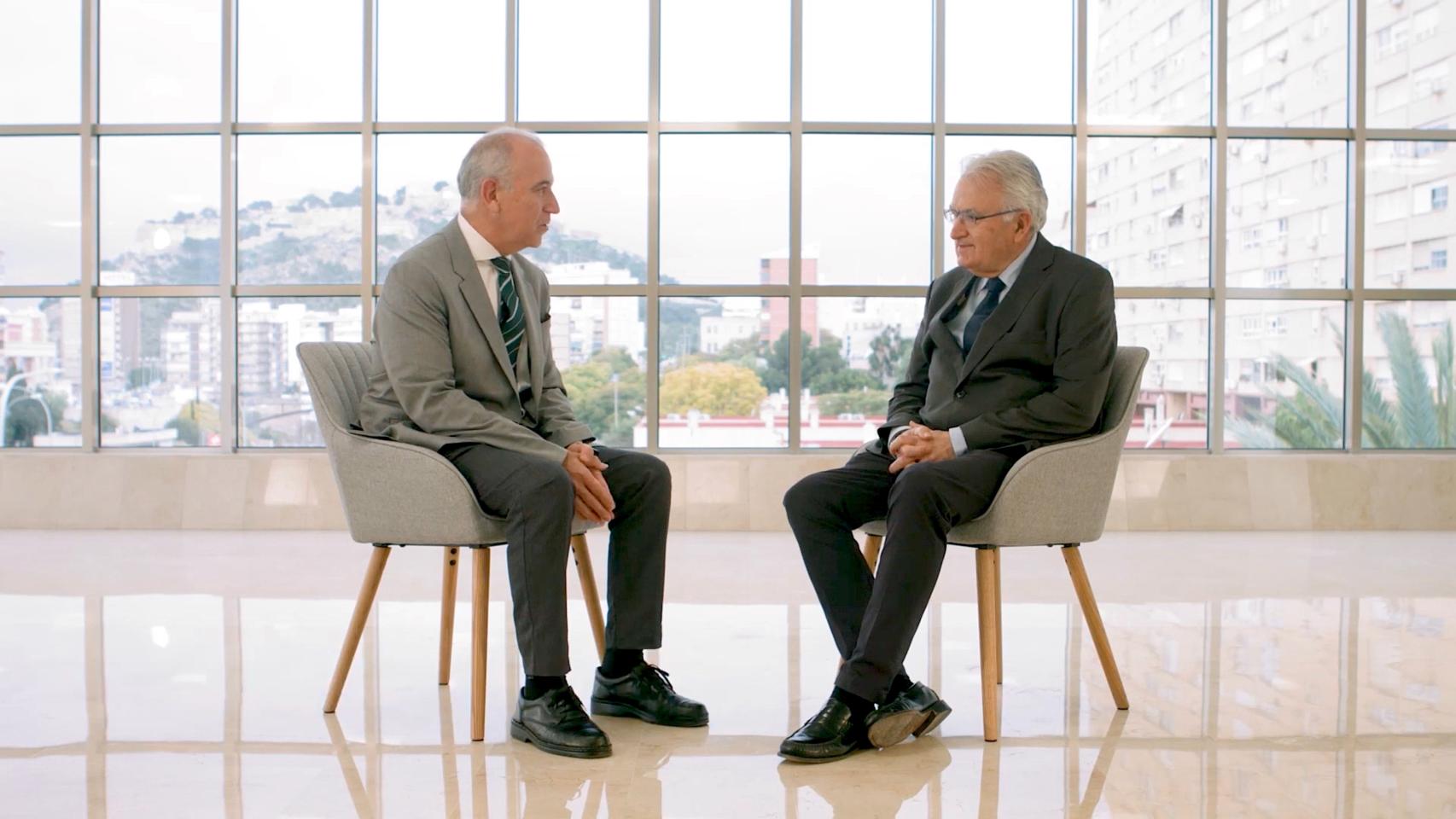Los doctores José Farré y Hermann Schwarz celebran los veinte años de la plataforma de oncología de Quirónsalud Torrevieja.