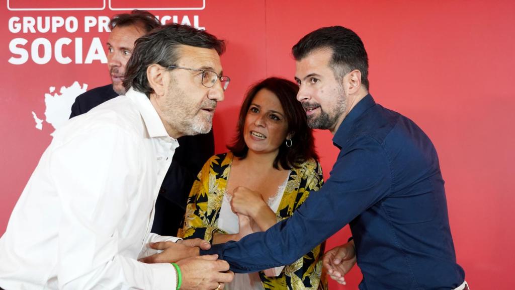Tudanca con Francisco Ferreira y al fondo Adriana Lastra y Óscar Puente.