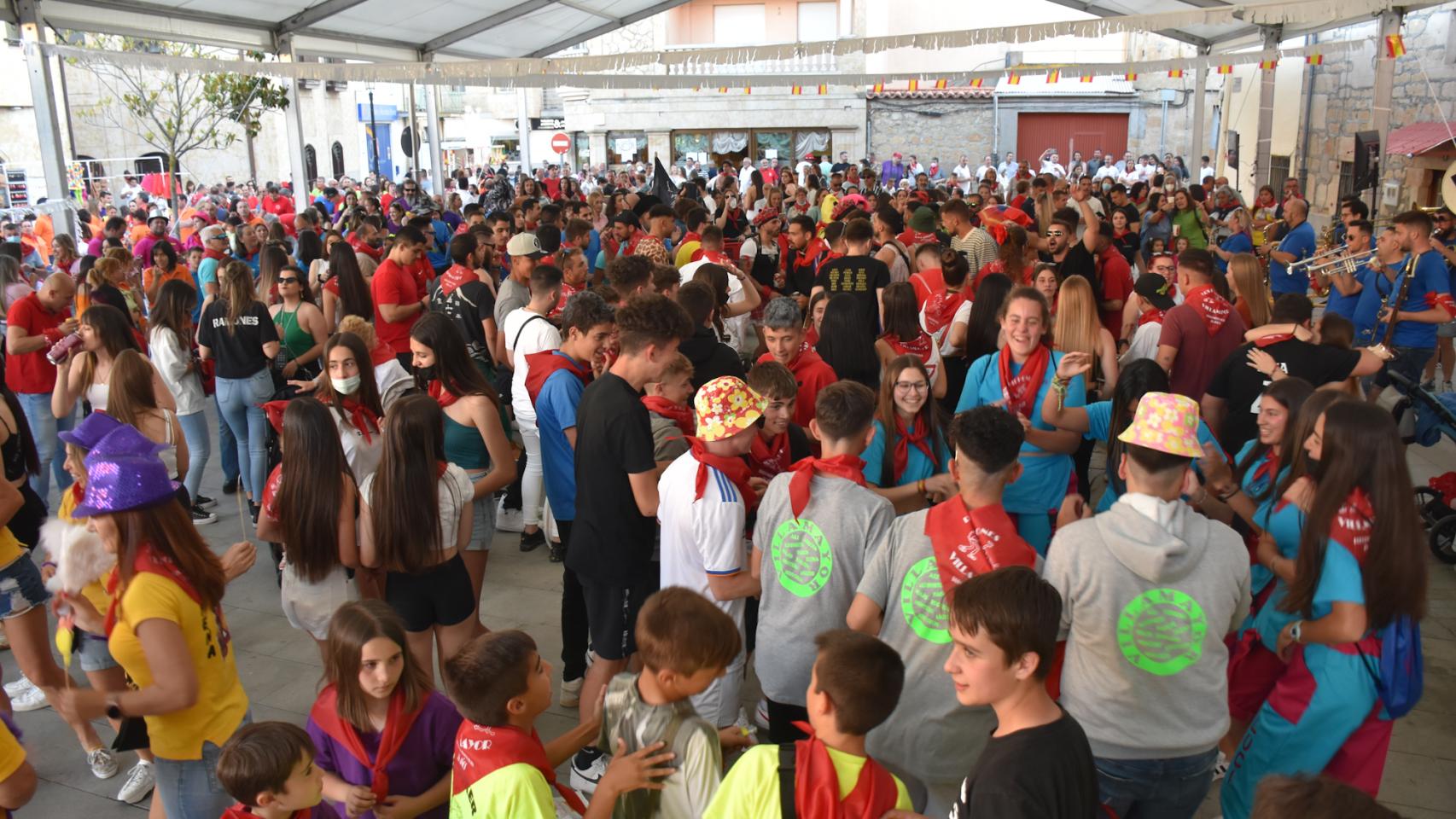 Imángenes de las peñas y el pregón de las Fiestas de Villamayor 2022
