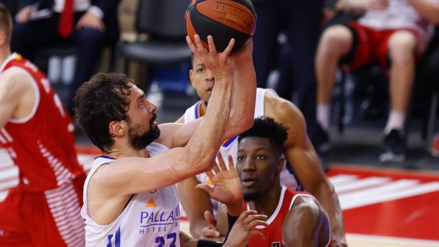Sergio Llull intenta una entrada a canasta ante Baxi Manresa