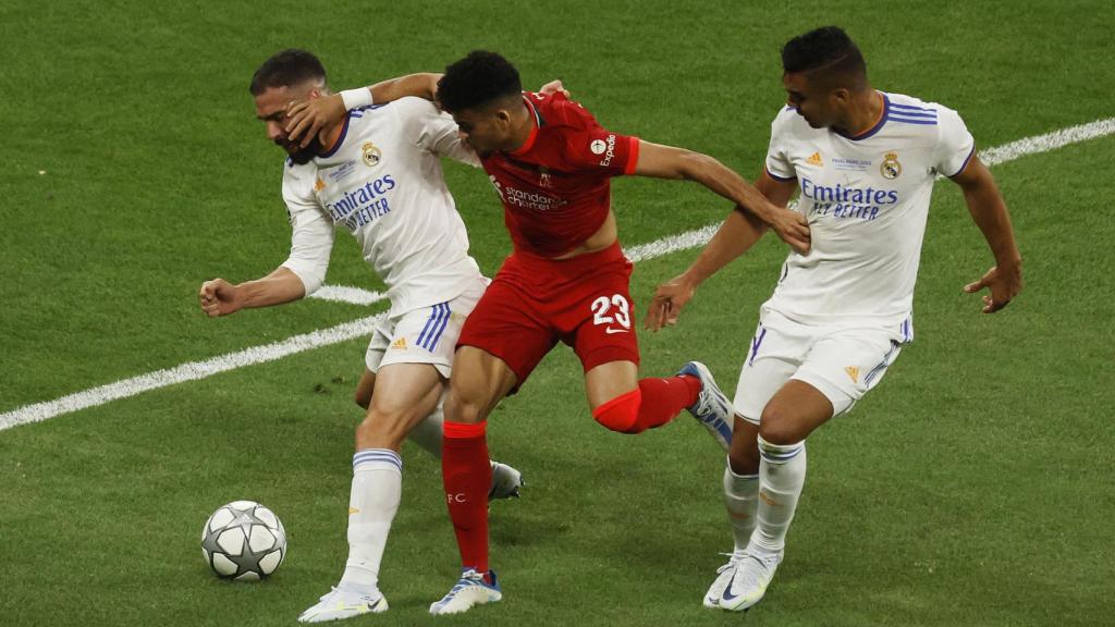 Luis Díaz disputa un balón con Dani Carvajal y Casemiro