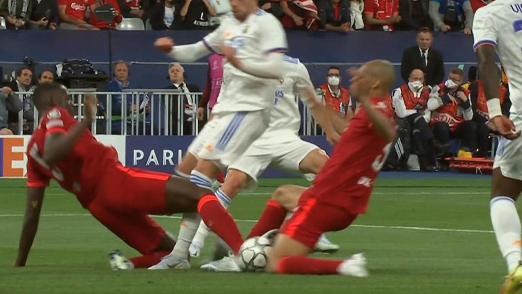Fabinho toca el balón antes del gol anulado a Benzema