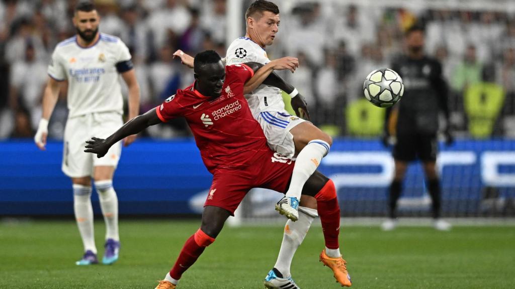 Sadio Mane y Toni Kroos disputan un balón