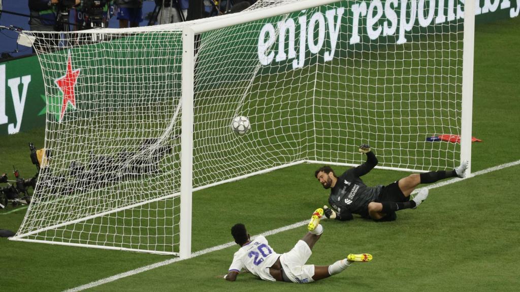 Vinicius remata y marca gol al Liverpool