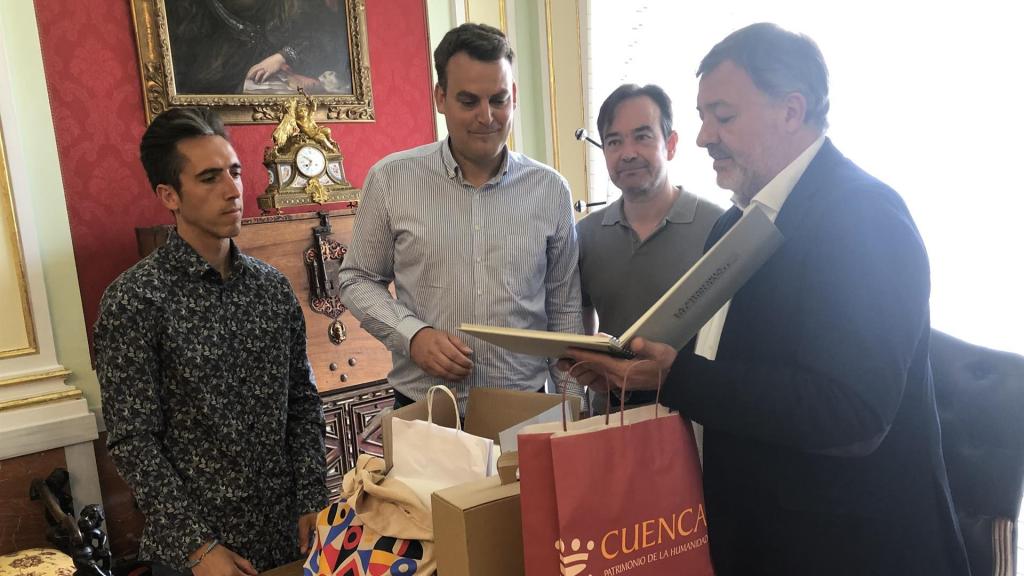 El alcalde de Cuenca, Darío Dolz, junto al primer edil de Bolléne, Anthony Zylio. Foto: Ayuntamiento de Cuenca.