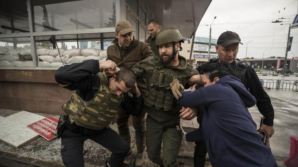 Un militar herido recibe atención medica tras un ataque de misiles rusos el 26 de mayo 2022 en el metro de Járkov (Ucrania).