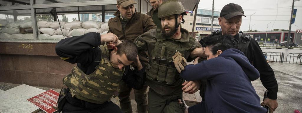 Un militar herido recibe atención medica tras un ataque de misiles rusos el 26 de mayo 2022 en el metro de Járkov (Ucrania).