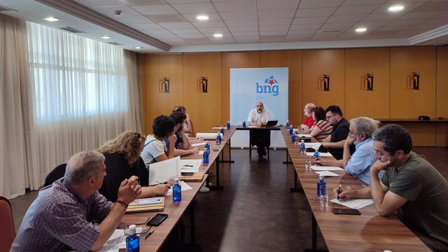 El diputado del BNG en el Congreso, Néstor Rego, en una reunión con representantes de colectivos, plataformas y asociaciones de protección del medio ambiente.